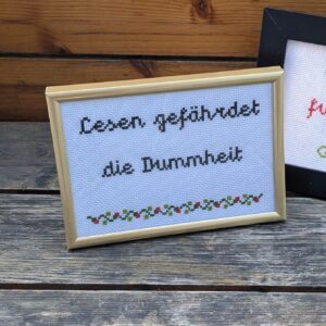 Lesen gefährdet die Dummheit Stickbild