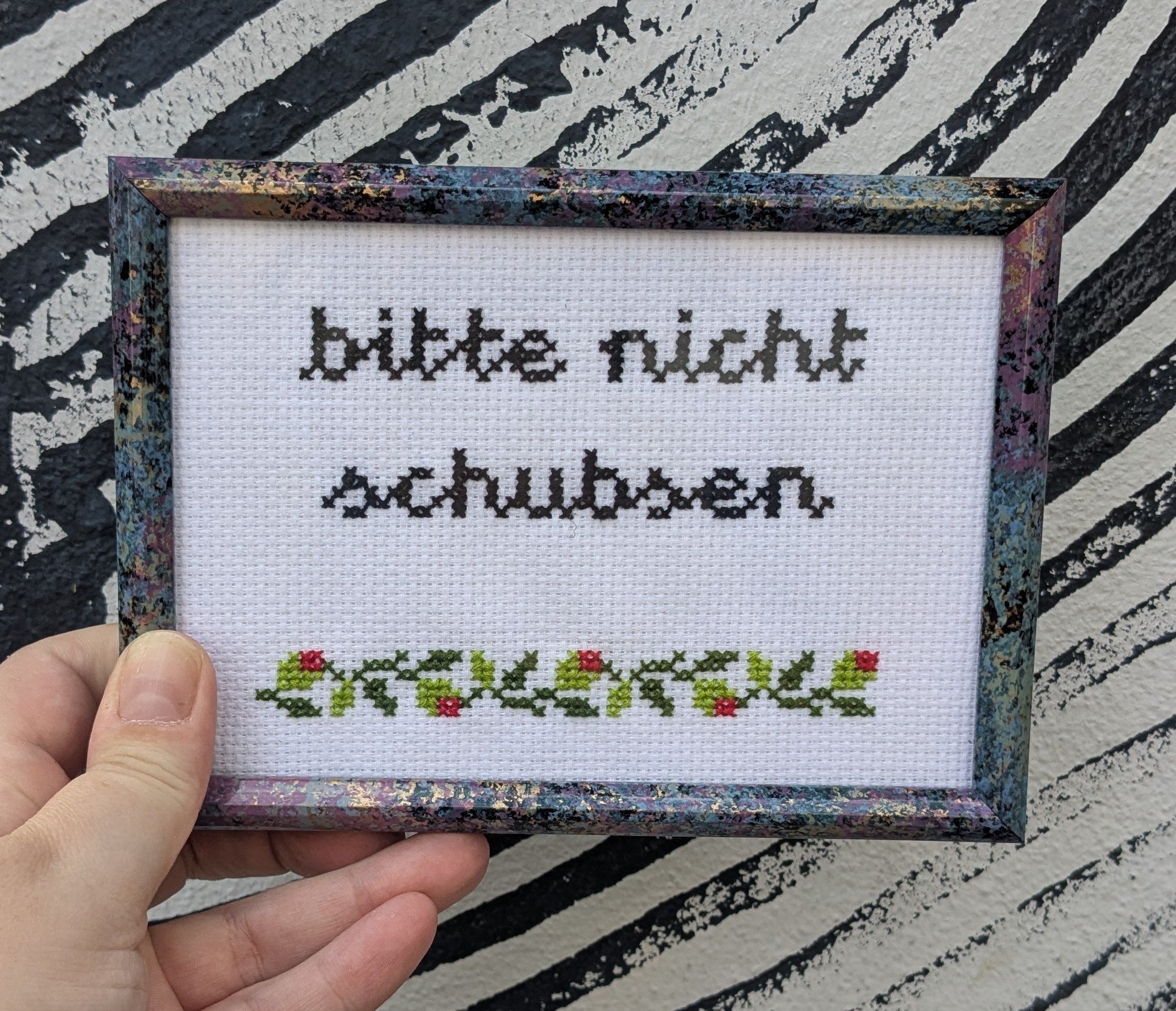 bitte nicht schubsen Stickbild